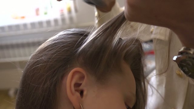 Making hairstyles for little girl