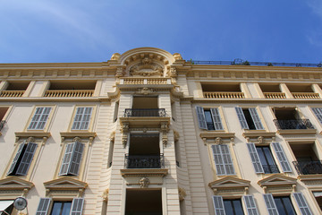 Façade d'un bâtiment à Nice ( France, Côte d'Azur)