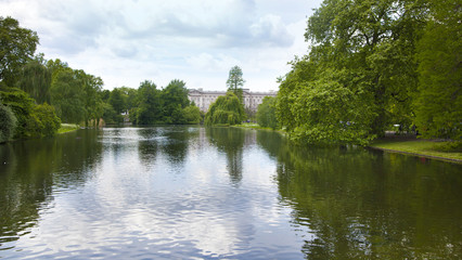 Fototapeta na wymiar St James Park, natura wyspa na środku ruchliwego Londynu