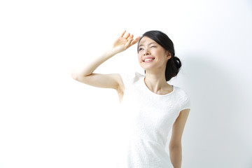 日差し・若い女性