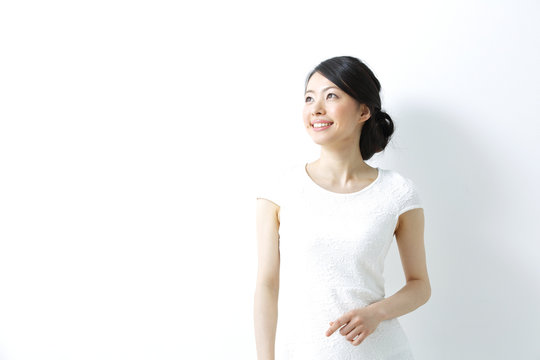 日差し・若い女性