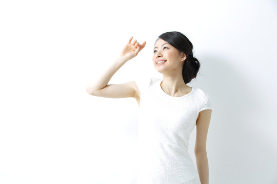 日差し・若い女性