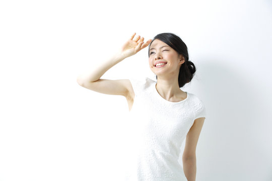 日差し・若い女性