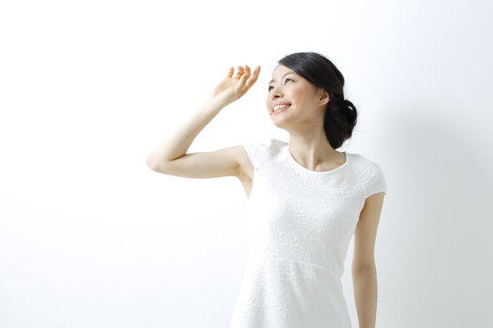 日差し・若い女性