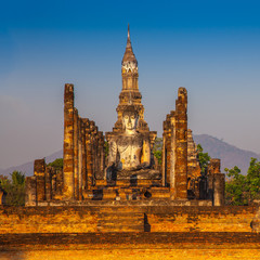 Naklejka premium Wat Mahathat in Sukhothai Historical park, Thailand