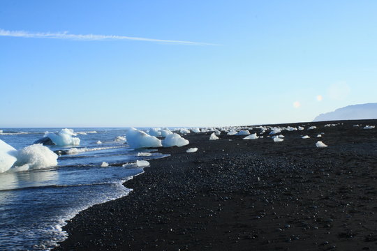 spiaggia di iceberg e lava in islanda