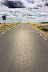 Naklejka premium Carretera hacia el cielo