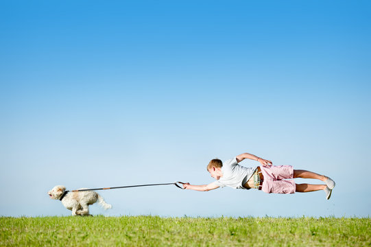 Hund an Leine mit fliegendem Hundebesitzer