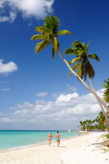 Couple sur la plage et palmiers en République Dominicaine