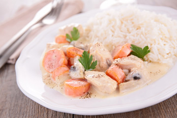 meat cooked with vegetable and cream