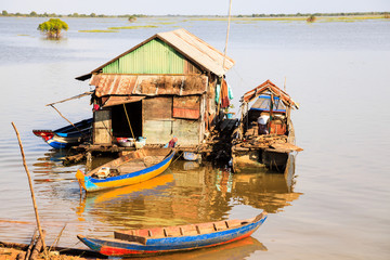 Fototapeta premium Fisherman floating house in tonle sap cambodia