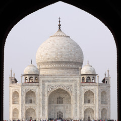 Fototapeta na wymiar Taj Mahal widziany przez łuk głównym wejściem, Agra