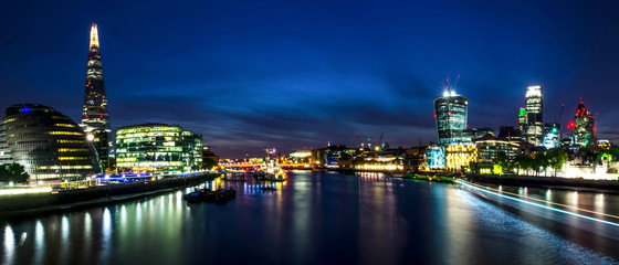 Horizon de Londres dans le crépuscule profond