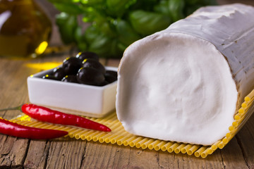 Ziegenkäse mit Oliven