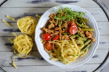 Nudeln mit Spargel und Sojafleisch
