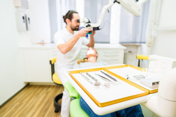 Zahnarzt behandelt Patient in Zahnarztpraxis 