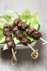 Sojabrocken-Spieße auf Salat