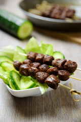 Sojabrocken-Spieße auf Salat