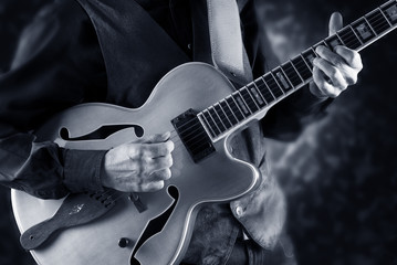 Fototapeta premium playing jazz guitar