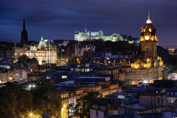 Naklejka premium sunset over night Edinburgh, Scotland