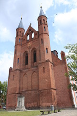 Fototapeta na wymiar Doppelturmportal von St. Marien in Kyritz