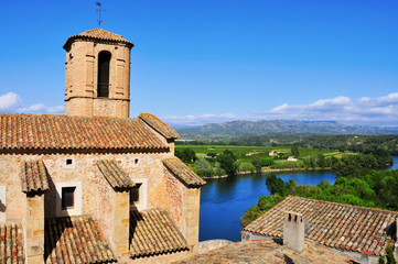 Fototapeta na wymiar Esglesia Vella Kościół i Miravet Ebro River, Hiszpania