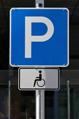 Deutsches Verkehrszeichen: Parkplatz für Schwer­behinderte