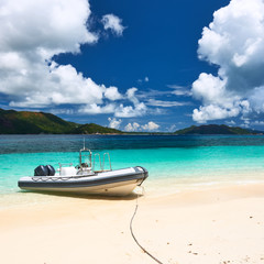 Fototapeta na wymiar Tropikalna plaży w Seszeli z pontonu