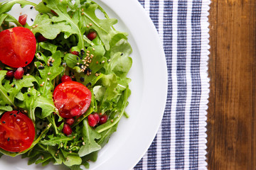 Green salad made with  arugula, tomatoes and sesame