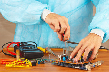 Repair of electronic components in a service workshop