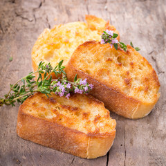 Bruschetta dekoriert mit blühenden Thymianzweigen