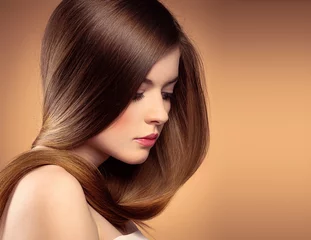 Crédence de cuisine en verre imprimé Salon de coiffure Belle adolescente aux cheveux longs et droits en bonne santé