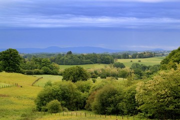 Paysage sous ciel orageux.