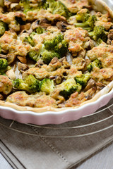 Vegane Pilz-Brokkoli-Quiche überbacken mit Hefeschmelz