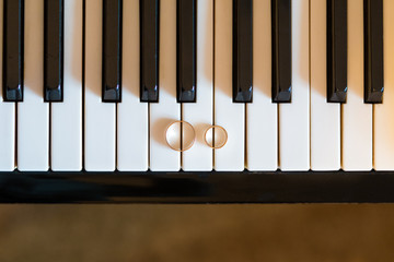 wedding rings on piano