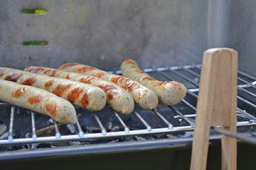 Grillzange und Bratwürstchen