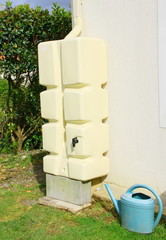 récupérateur d'eau de pluie sur gouttière - 65314169
