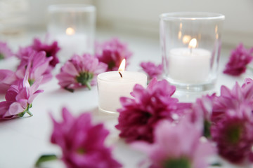 Obraz na płótnie Canvas Tischdekoration bei einer Hochzeit,Blüten und Kerzen