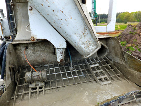 rear self-propelled concrete mixer