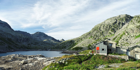 Refuge de montagne en été au bord du lac (belledonne)