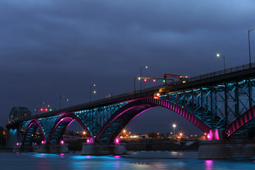 Fototapeta na wymiar Most Pokoju z światła niebieski i różowy