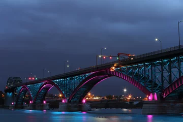 Foto op Canvas Vredesbrug met blauwe en roze lichten © Kim D. French