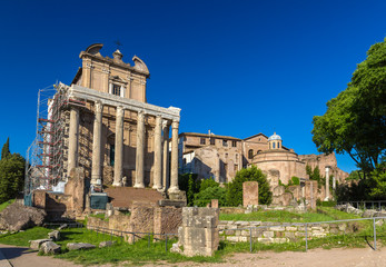 Fototapeta na wymiar Świątynia Antonina i Faustyny ??w Forum Romanum, Włochy