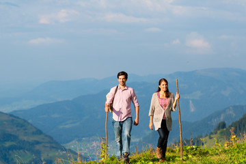 Alpen - Paar beim wandern in den Bergen - obrazy, fototapety, plakaty