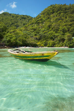 Fototapeta Haitian Fishing Boat: An old fishing boat near Labadee, Haiti