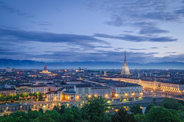 Fototapeta na wymiar Turyn (Torino), panorama o zmierzchu wysokiej rozdzielczości