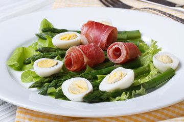 Delicious healthy salad with asparagus, eggs and ham