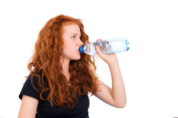 Rothaariges Mädchen trinkt Wasser