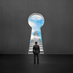 Obraz premium Facing key shape door with stairs and sky outside