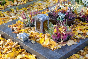 Letzte Ruhe - Ein Grab im Herbst